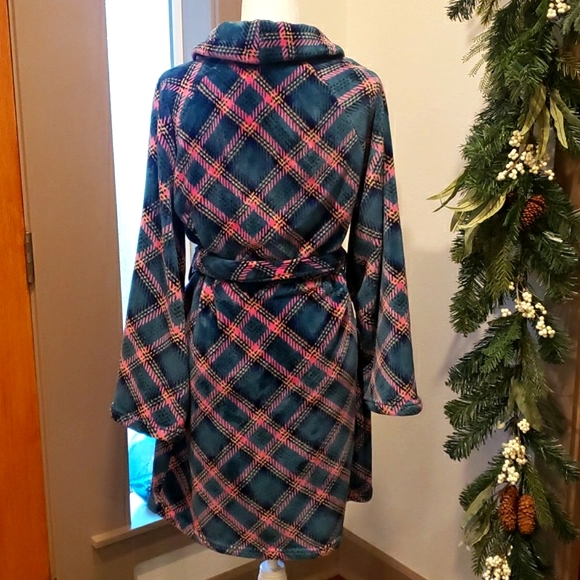 Victoria's Secret Plush Green, Pink Plaid Robe w/ Belt and pockets - Picture 5 of 16